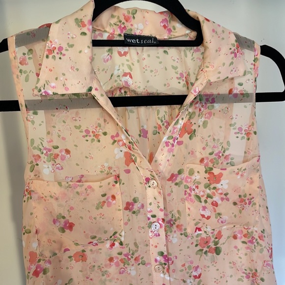 Sheer sleeveless Button Down - Picture 3 of 6